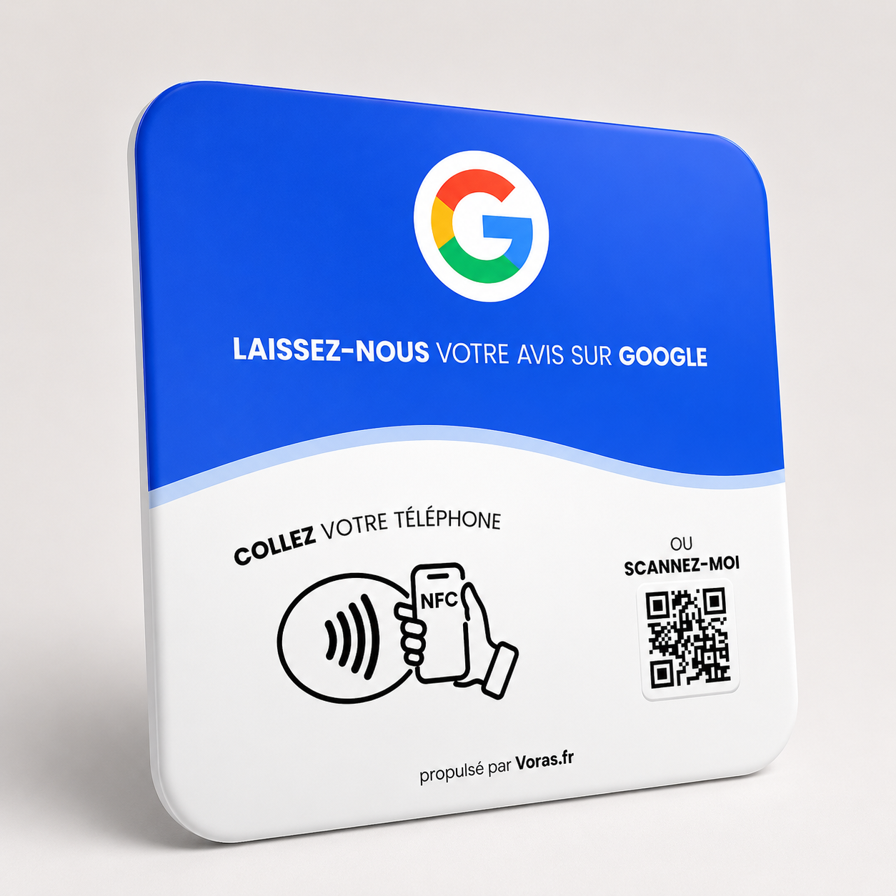 Client qui approche son téléphone d'une carte NFC