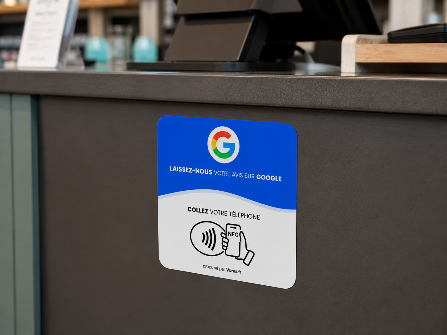 Plaque VORAS installée sur une caisse